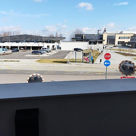 Hid19 Apartman Gyor Belvaros-Free Parking-Terrace Az Rq Vizi Elmenypark Es Gyogyfuerdonel Buitenkant foto