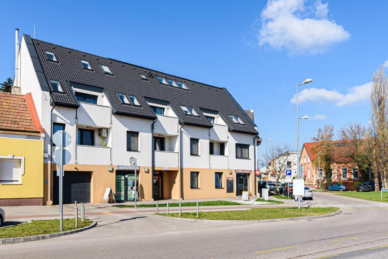 Hid19 Apartman Gyor Belvaros-Free Parking-Terrace Az Rq Vizi Elmenypark Es Gyogyfuerdonel Buitenkant foto