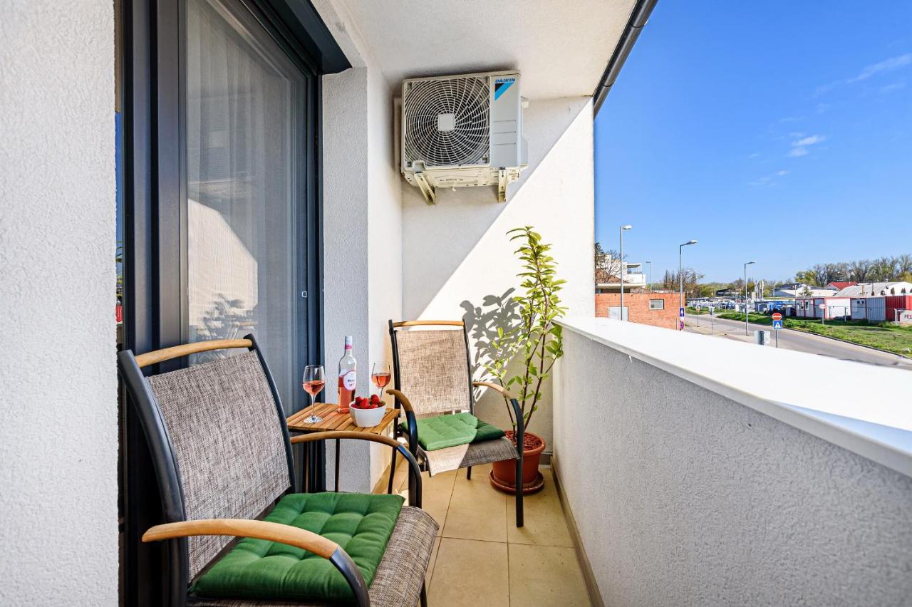 Hid19 Apartman Gyor Belvaros-Free Parking-Terrace Az Rq Vizi Elmenypark Es Gyogyfuerdonel Buitenkant foto