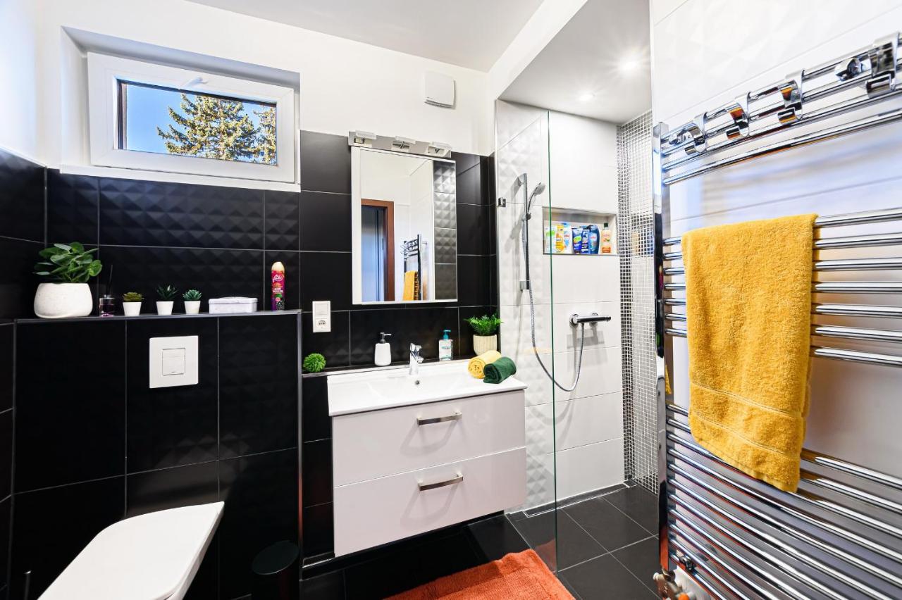 Hid19 Apartman Gyor Belvaros-Free Parking-Terrace Az Rq Vizi Elmenypark Es Gyogyfuerdonel Buitenkant foto